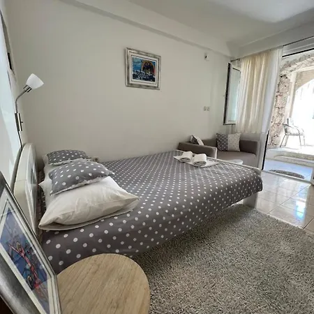 Old Town Nina Apartment *